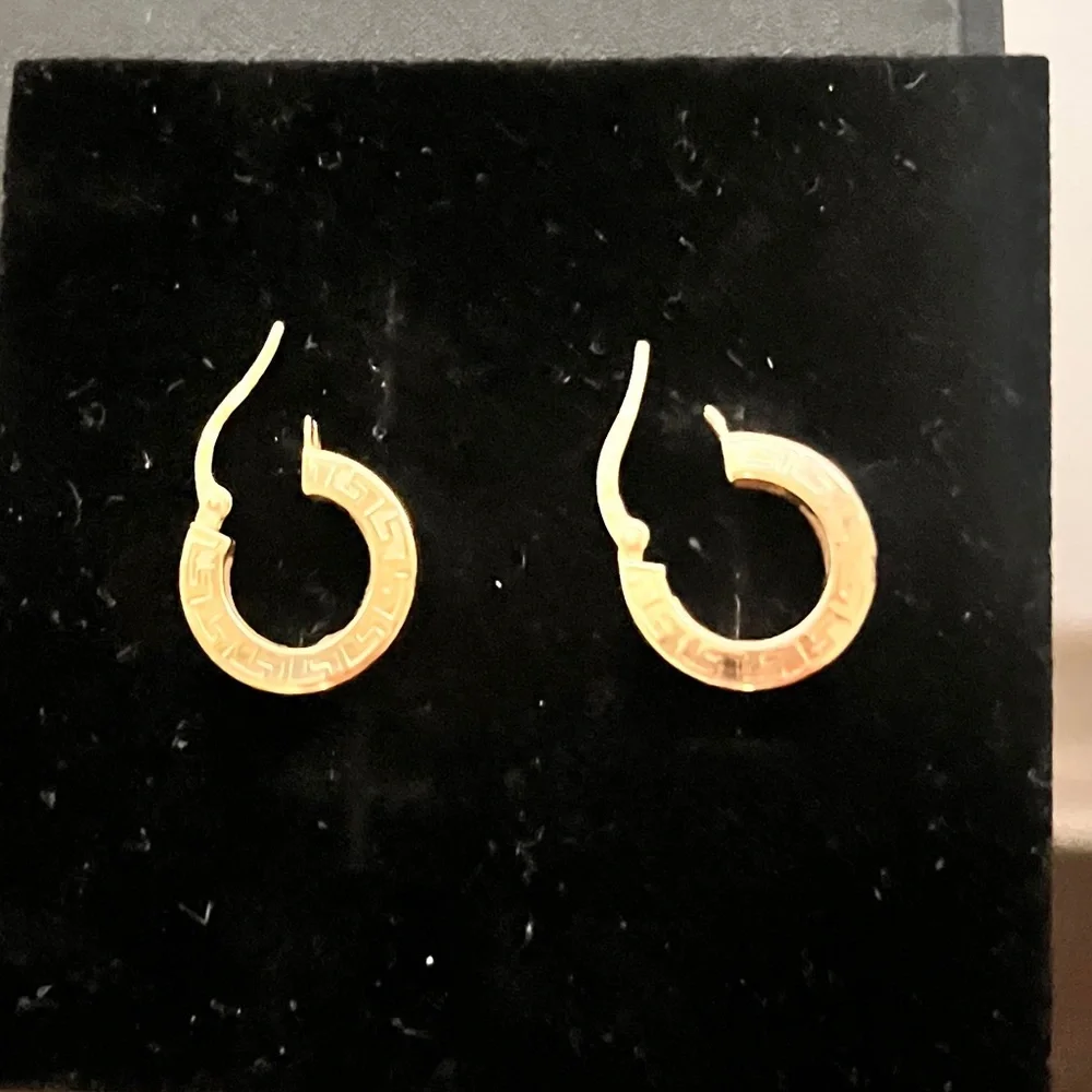 NWT 18k gold hoop snap closure earrings - Picture 8 of 17